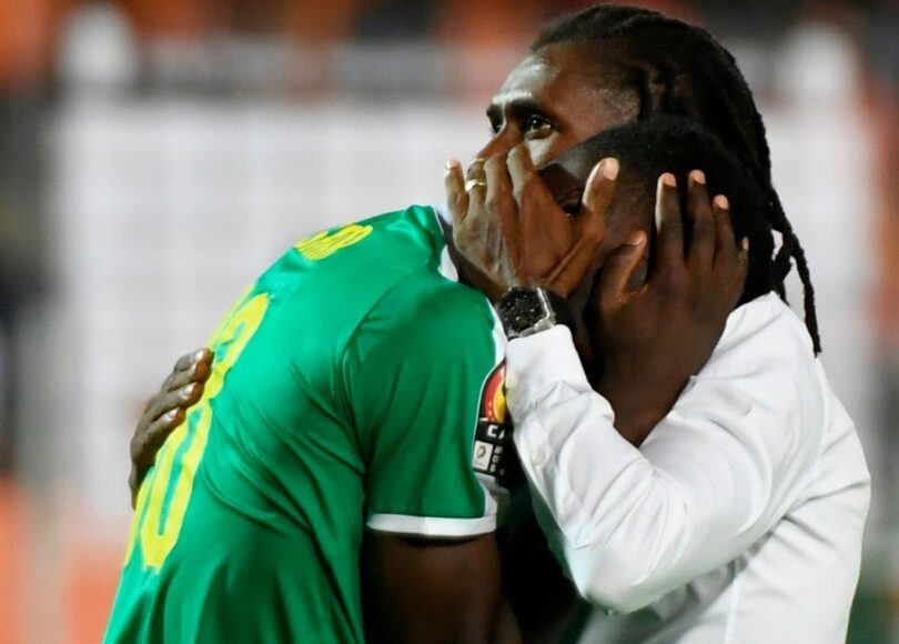 senegals coach aliou cisse hugs senegals forward ismaila sarr during picture id1156674901 1563619371282 - Onze d'Afrik - L'actualité du football