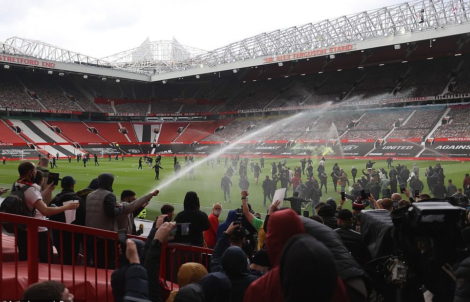 42478702 9534959 These were the extraordinary scenes inside the stadium as protes a 124 1619966100636 962x620 1 - OnzedAfrik
