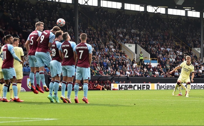 Sur un coup franc sublime Martin Odegaard donne lavantage a Arsenal sur le terrain de Burnley video - OnzedAfrik
