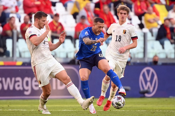 1457628 jan verthongen au duel avec federico bernardeschi lors d italie belgique - OnzedAfrik
