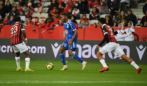 habib diallo ici entre lotomba et todibo a inscrit son huitieme but de la saison d une magnifique talonnade sur une frappe de jeanricner bellegarde photo dna franck kobi 1638729518 - OnzedAfrik