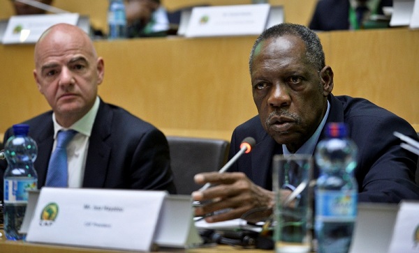 Issa Hayatou sort de sa reserve et dezingue Gianni Infantino - OnzedAfrik