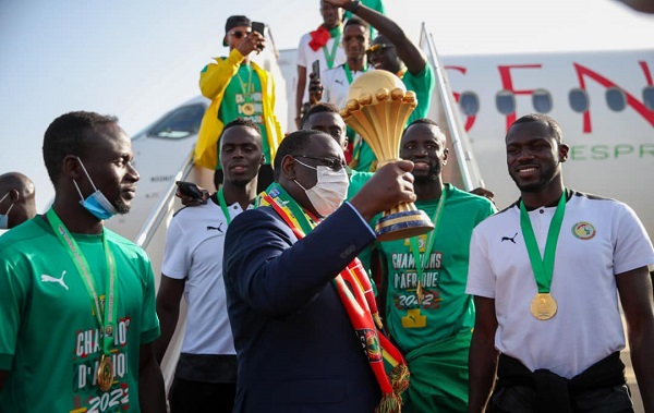 Le capitaine Kalidou Koulibaly a remis le trophee au President Macky SALL1 - Onze d'Afrik