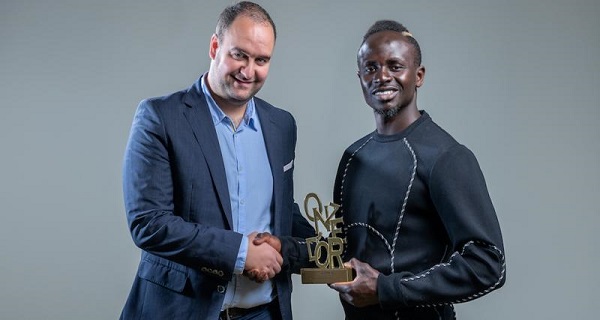 Sadio Mane recevant le Onze dor en 2019 - Onze d'Afrik