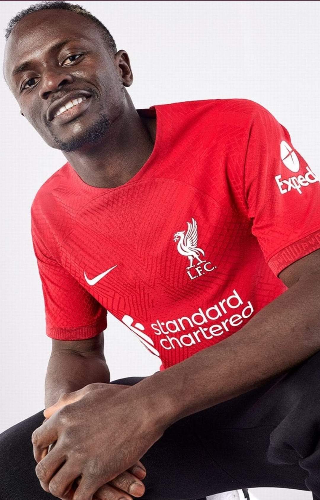 Sadio Mané pose avec le nouveau maillot domicile de Liverpool (Images) 14 FR TbZ4WQAEoPD0 - OnzedAfrik