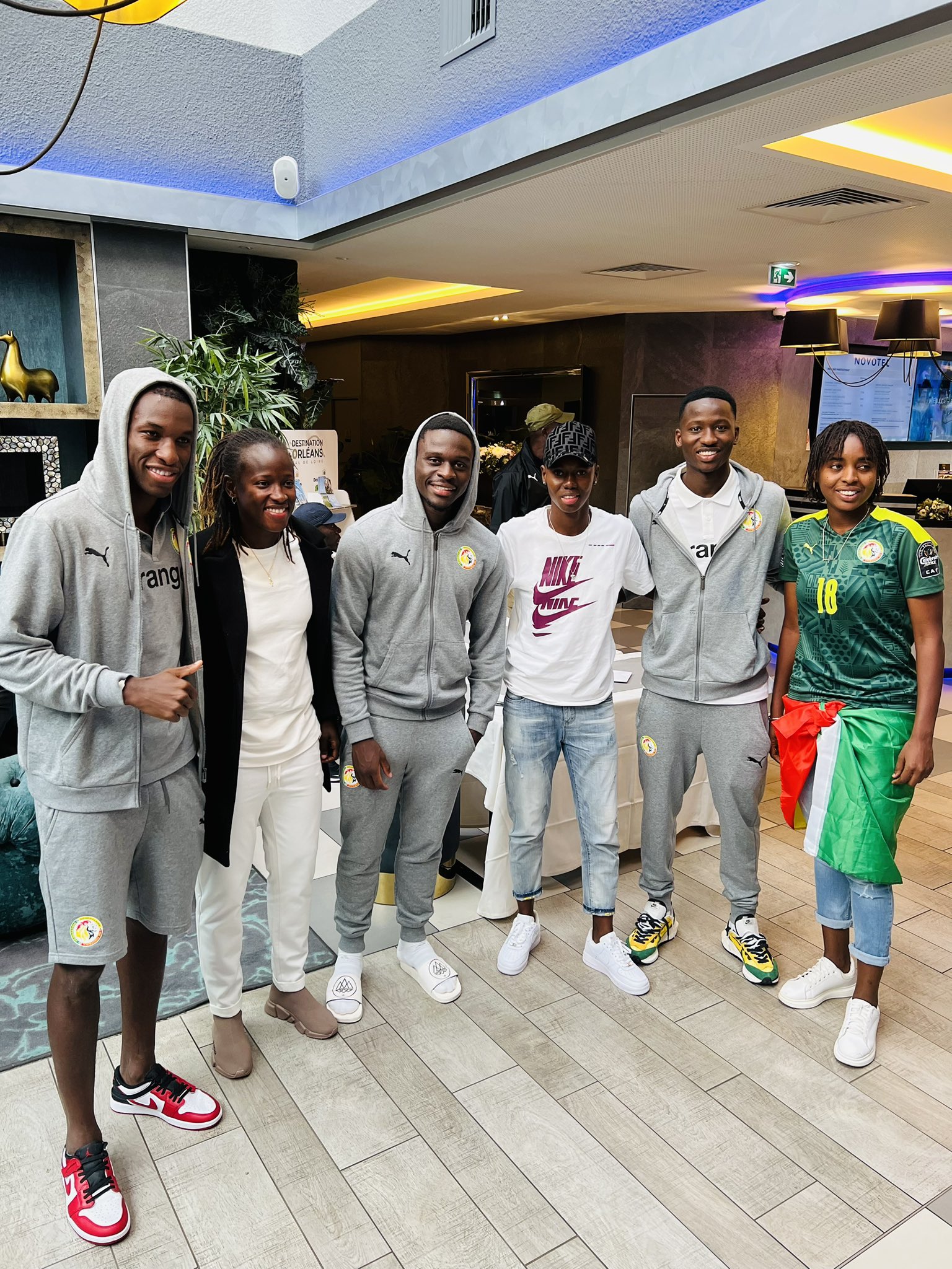 Sénégal : La belle complicité entre Nicolas Jackson et la capitaine des Lionnes (vidéo) 11 FdasrAaXEAIQchP - OnzedAfrik