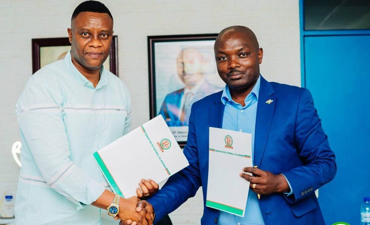 Etienne Ndayiragije et le president de la FFB en costume Burundi e1674666316809 - OnzedAfrik