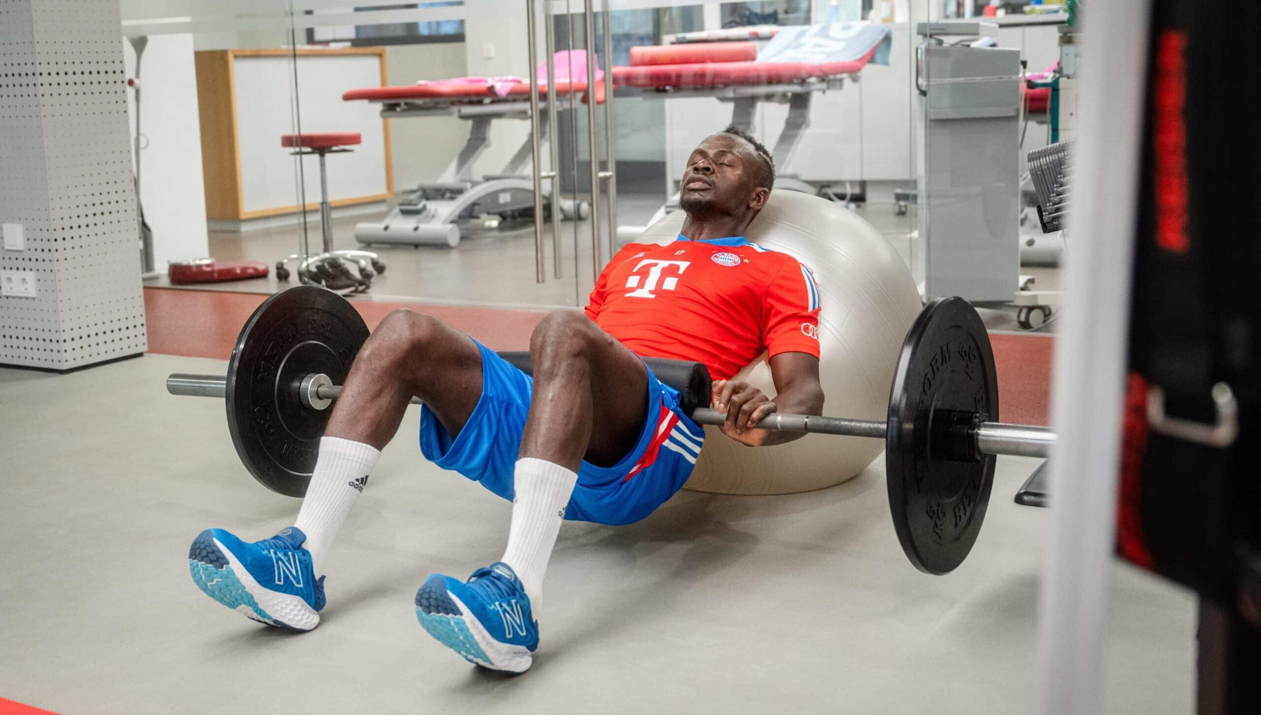 Le Bayern donne des nouvelles de Sadio Mané 21 FmIIU9uXkAYmiHX scaled e1673373398151 - OnzedAfrik