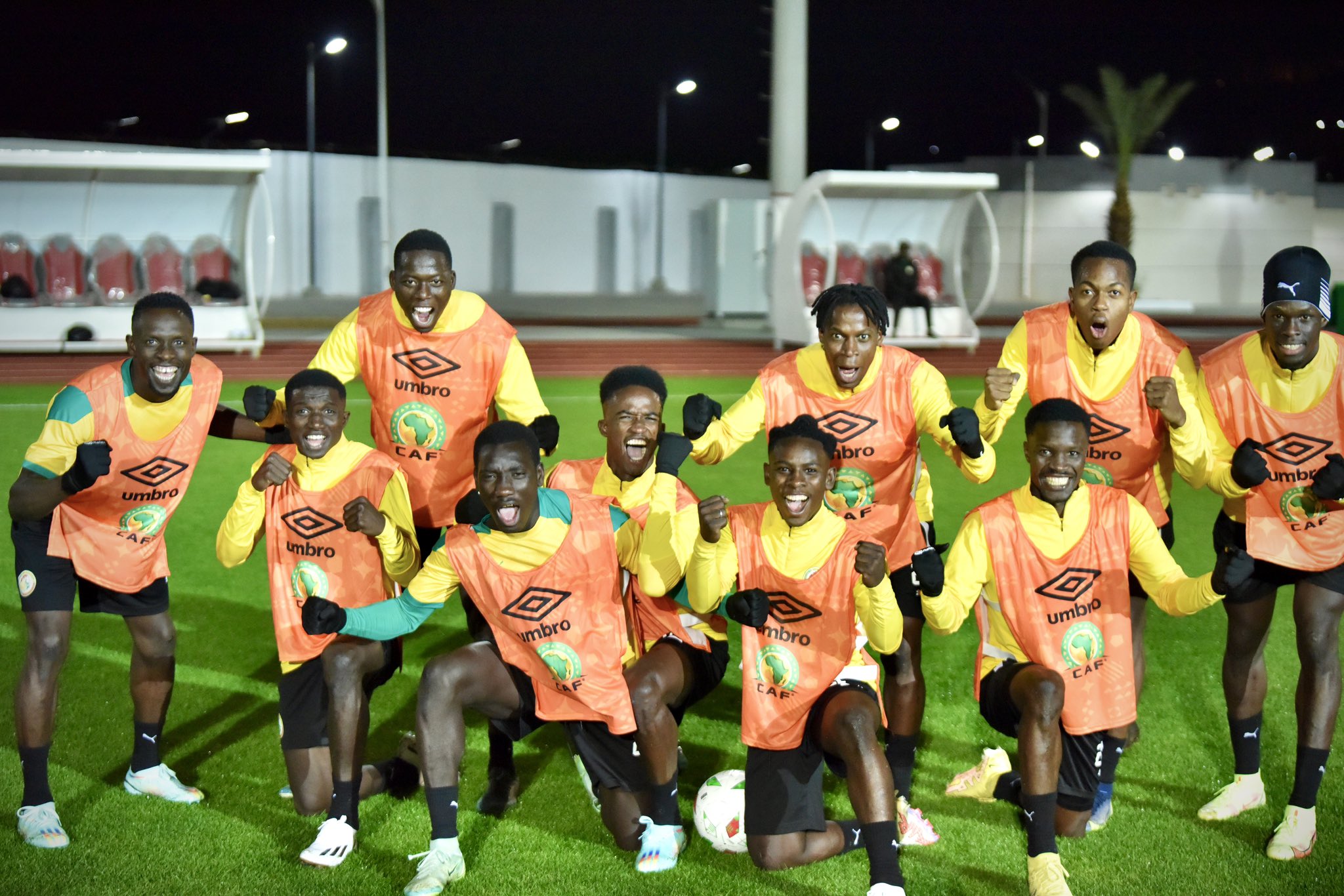 FmYt62qXwAA9NG4 - OnzedAfrik