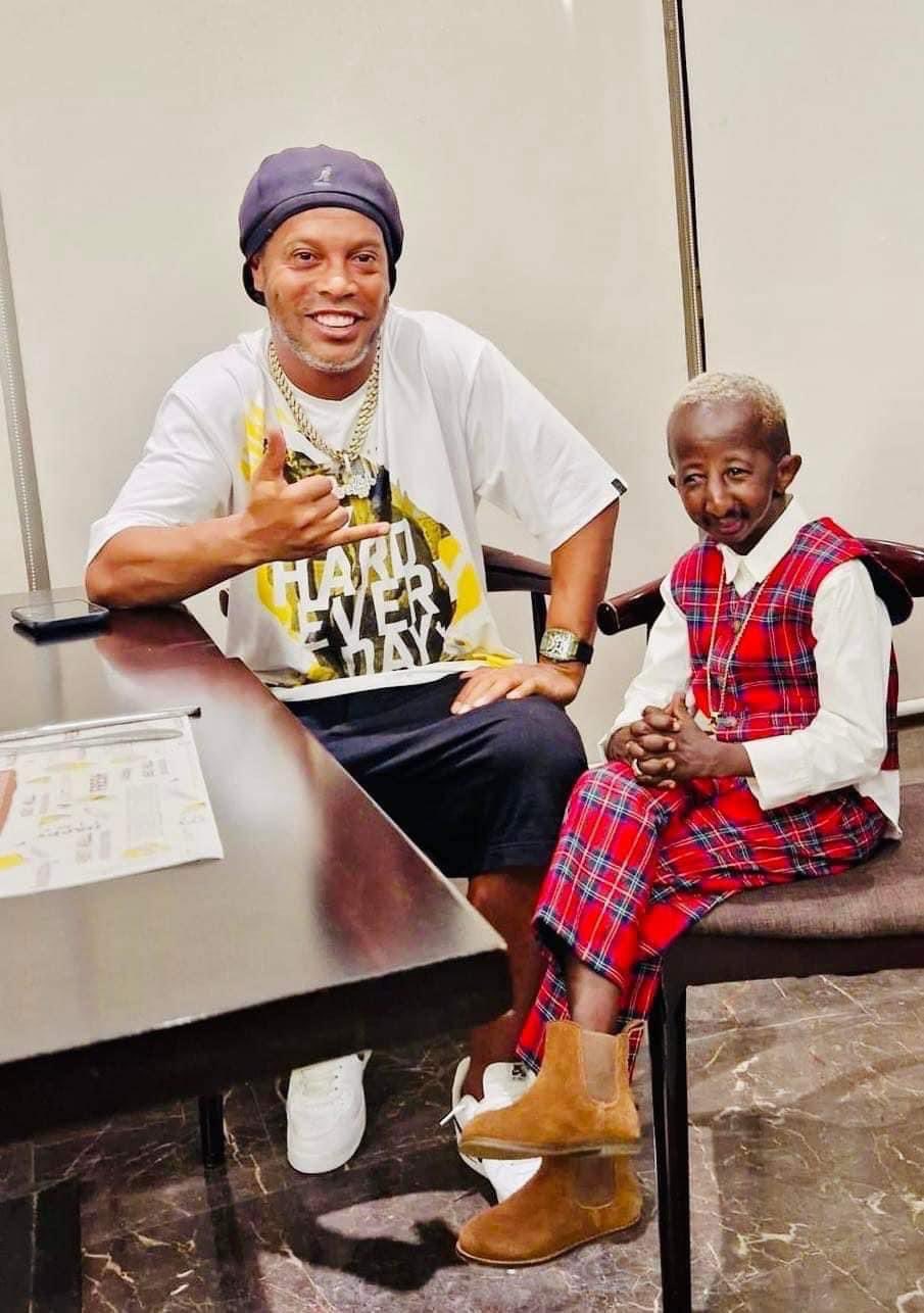 Ronaldinho aperçu en terre guinéenne, la raison dévoilée ! 35 20230311 115151 - OnzedAfrik