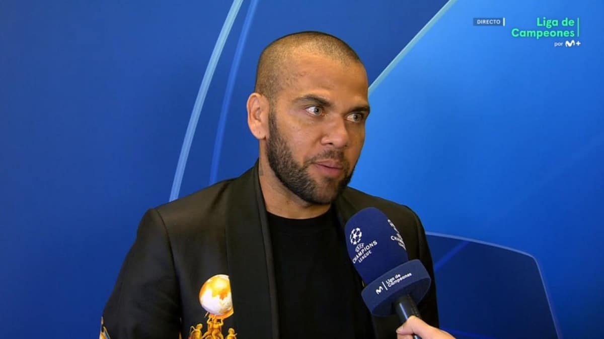 dani alves ex jugador del barca y jugdaor de pumas habla en el descanso del barcelona inter de la champions league 2022 23 captura movistarligadecampeones - OnzedAfrik