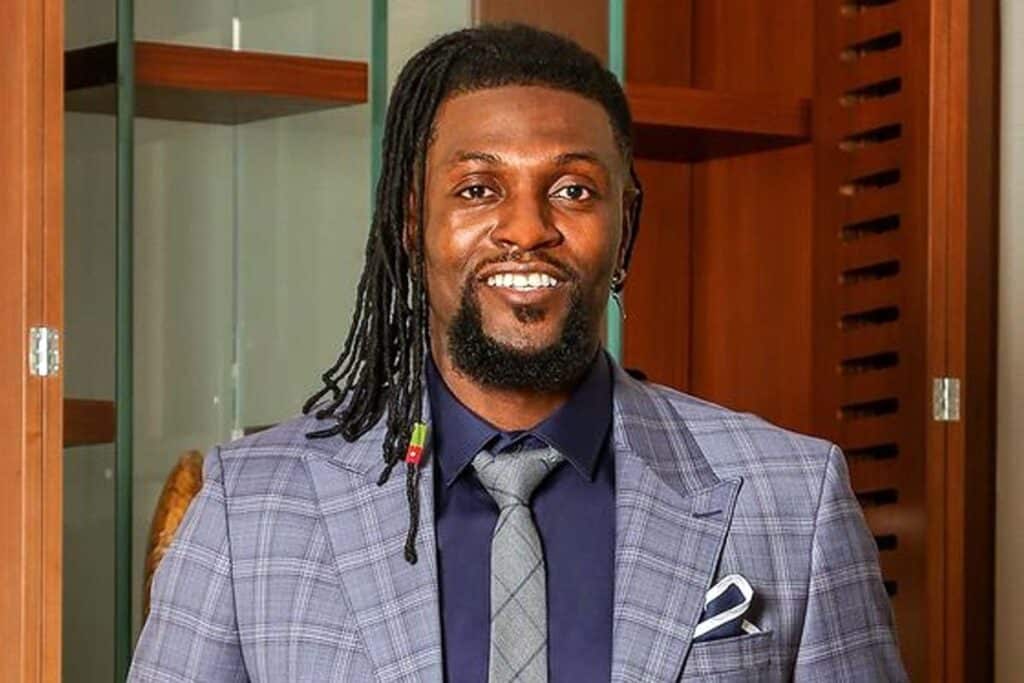 Adebayor Sheyi le jumeau du footballeur se devoile aux USA il est un excellent basketteur video 1024x683 1 - OnzedAfrik