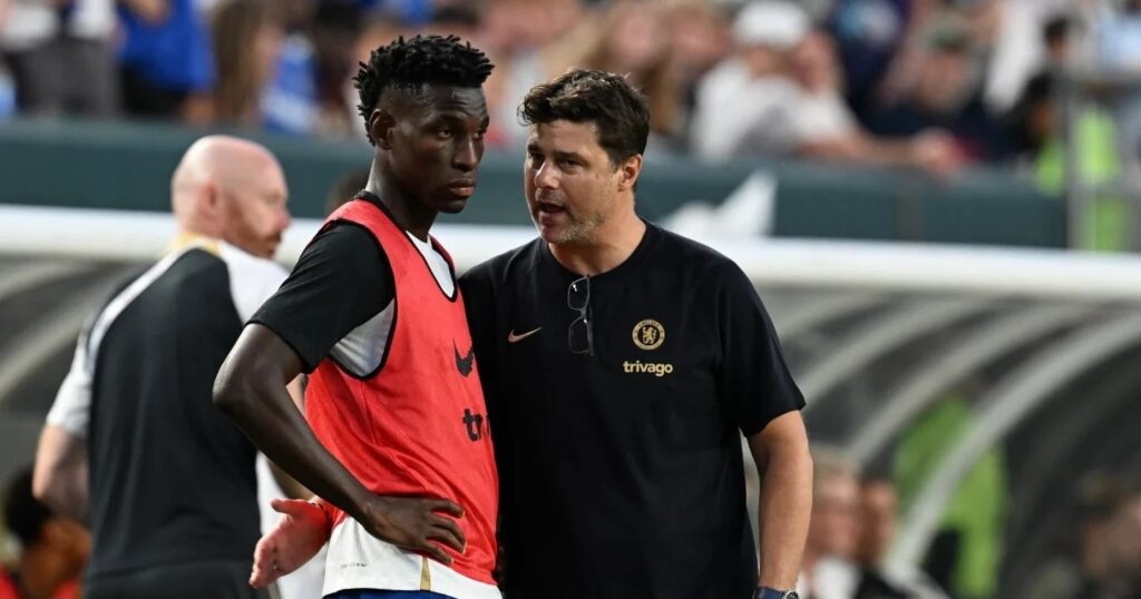 Transfert : Chelsea prend une décision, Emmanuel Petit se range du côté de Nicolas Jackson 11 Nicolas Jackson recevant des consignes de Mauricio Pochettino
