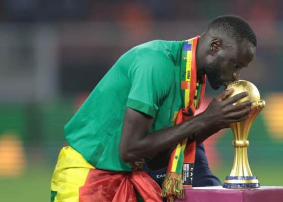 Cheikhou Kouayte with CAN trophy - Onze d'Afrik