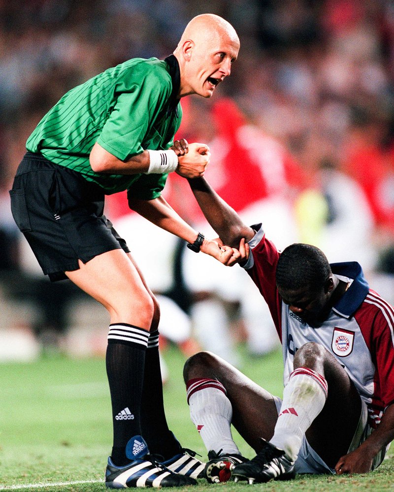 Collina sur le moment le plus émouvant de sa carrière : « Ce jour-là, j'ai vu le vrai visage du football » 11 Pierluigi Collina entrain de consoler un joueur du Bayern Munich dévasté par l'incroyable Remontada de Manchester United.