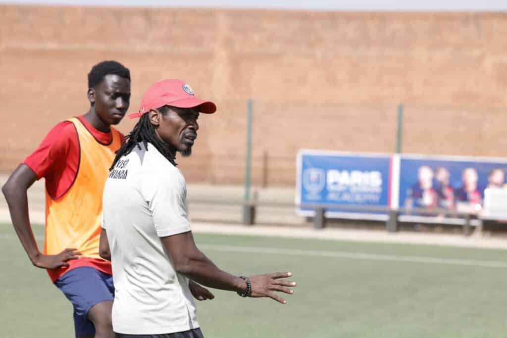 Aliou Cissé partageant son expérience de footballeur professionnel au camp d'entraînement du PSG 