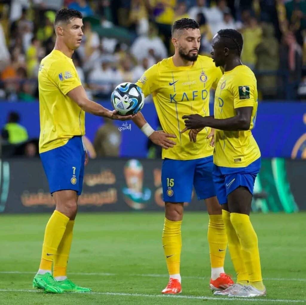 Cristiano Ronaldo offre un cadeau exceptionnel à Sadio Mané, ce dernier n'en revient pas ! 11 Cristiano Ronaldo offrant un penalty à Sadio Mané