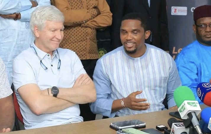 Cameroun : les incroyables raisons du revirement de Samuel Eto'o révélées 11 Samuel Eto'o présentant ses excuses à Marc Brys