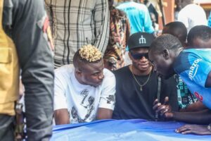 Nigéria : le magnifique geste de Victor Osimhen aux habitants de son quartier pour Noël (photos) 23 GflsTvjWMAAn5b2 750x500 1 - OnzedAfrik