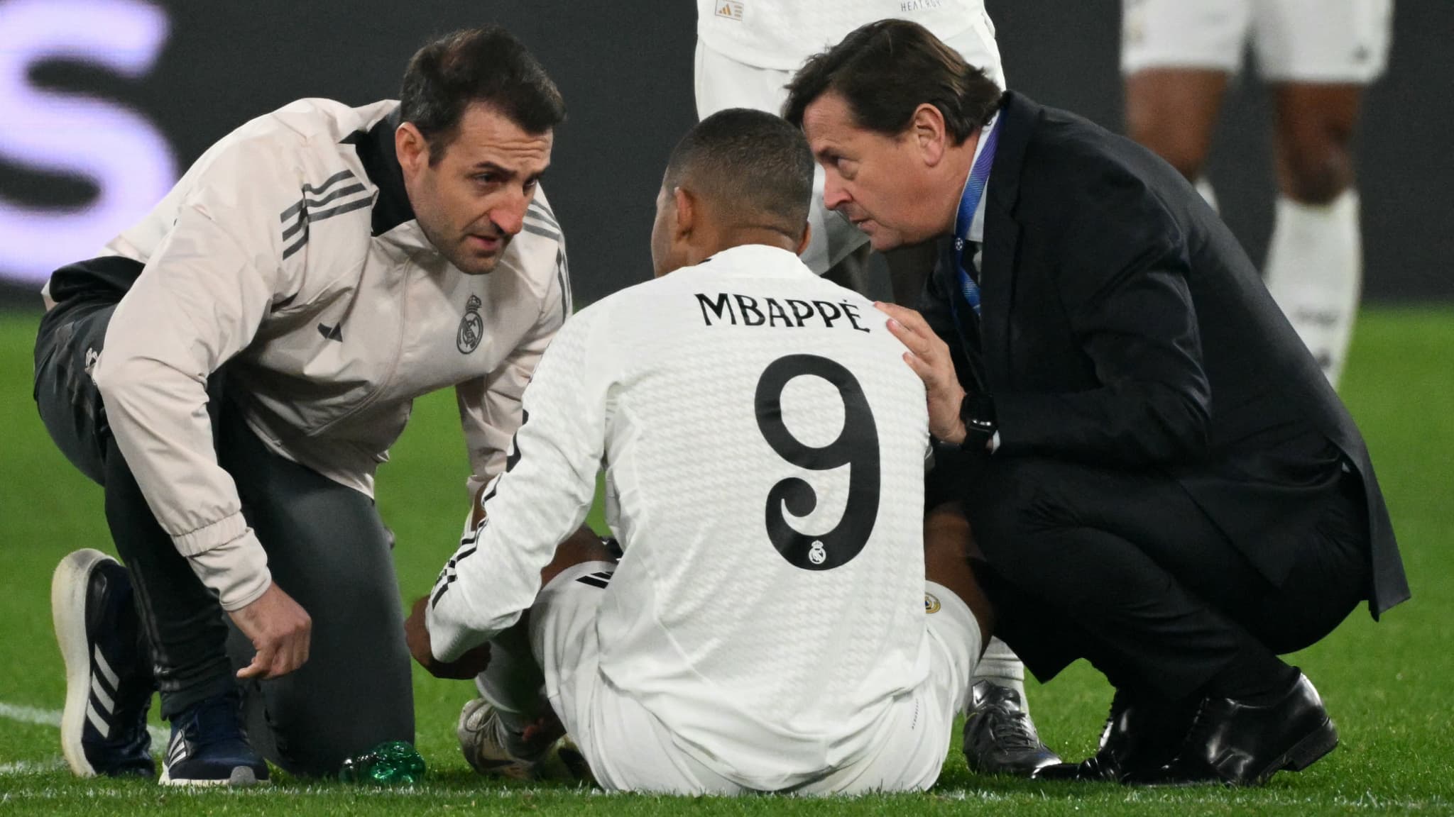 La tuile pour Mbappe sorti sur blessure en premiere periode lors du match de Ligue des champions Atalanta Real Madrid le 10 12 2024 1994661 - OnzedAfrik
