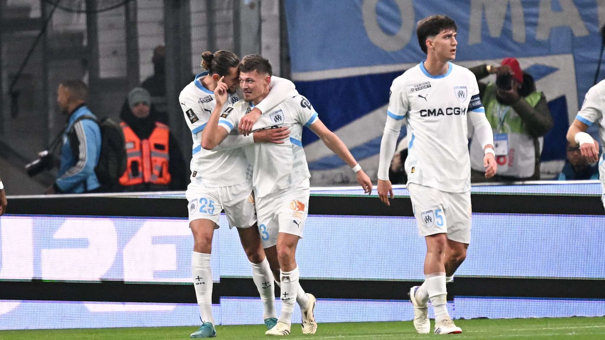 Quentin Merlin buteur pour l OM et felicite par son passeur decisif Adrien Rabiot 14 decembre 2024 1997293 - OnzedAfrik