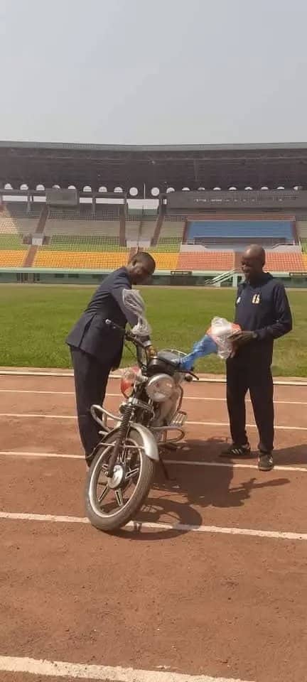RCA : Le sélectionneur de l'équipe A' récompensé d'une moto pour sa qualification historique au CHAN (photos) 15 GgeftJjXYAA33Vf - OnzedAfrik