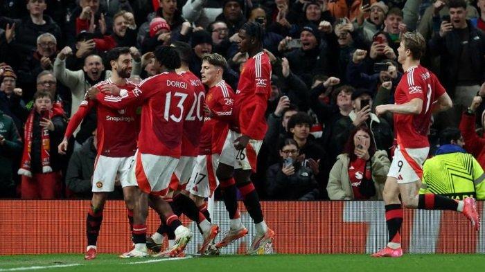 Geladang Manchester United Bruno Fernandes merayakan gol lawan Real Sociedad - OnzedAfrik
