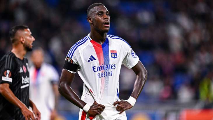 Moussa Niakthate les mains sur les hanches avec le maillot de lOL - OnzedAfrik