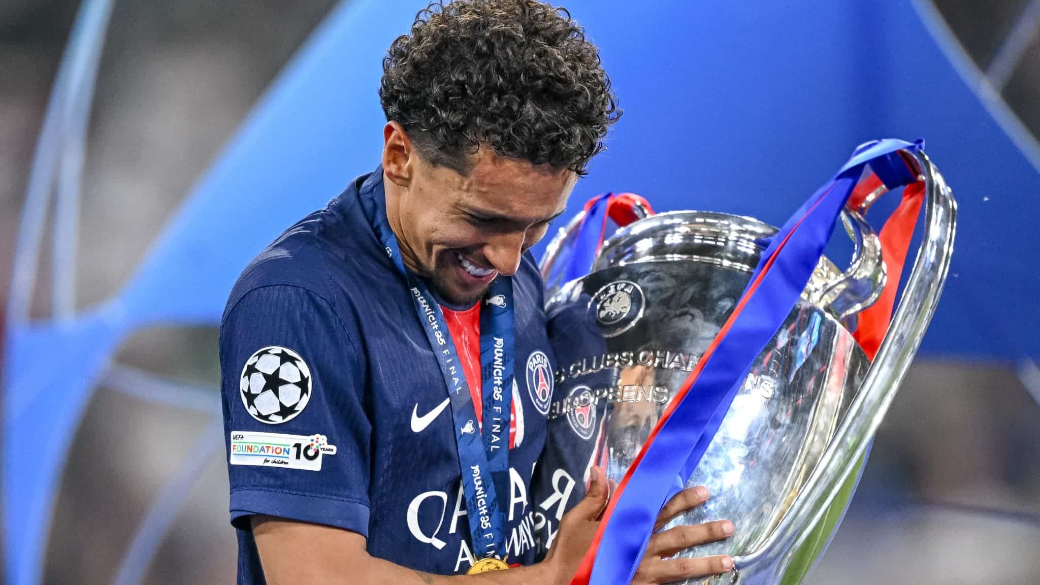 Marquinhos avec le trophee de la Ligue des champions le 31 mai 2025 2090229 - OnzedAfrik