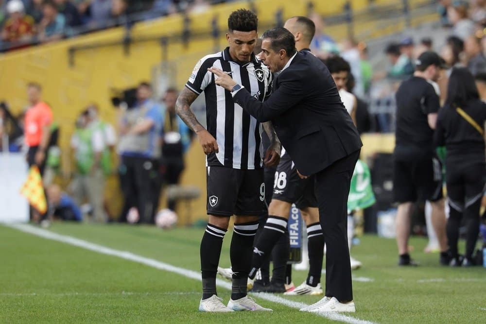 renato paiva r habla con igor jesus l en el botafogo seattle sounders del mundial de clubes 2025 efe john g mabanglo - OnzedAfrik