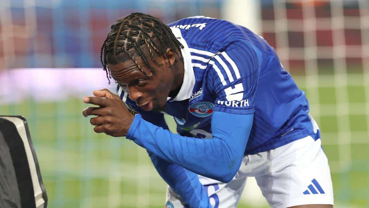 dilane bakwa 2425 zeigt in die kamera - OnzedAfrik