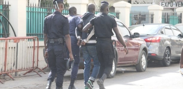 arrestations police menotte bandit 1 - OnzedAfrik
