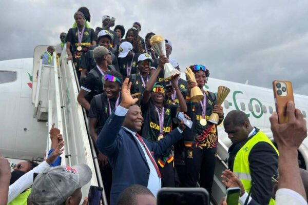 Retour triomphal des Lionnes indomptables à Yaoundé après leur victoire