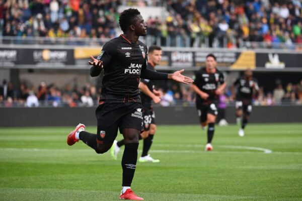 Bamba Dieng signe à l&rsquo;Étoile rouge de Belgrade