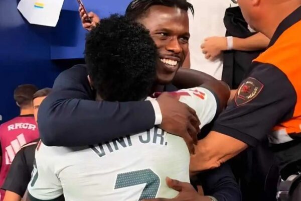 Vinicius Junior offre son maillot à Keïta Baldé après Espanyol-Real Madrid