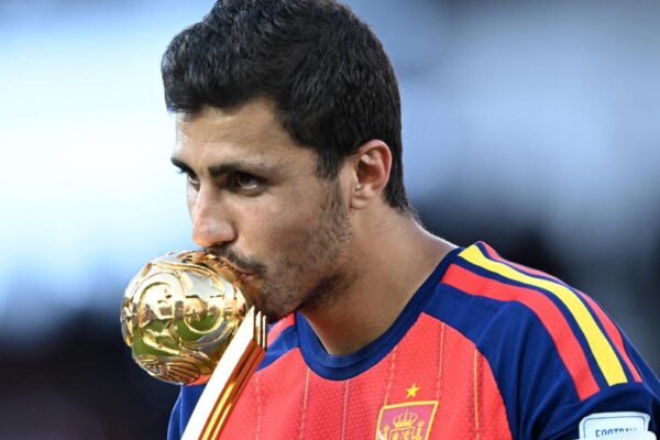 Rodri en discussions avec les internationaux espagnols au Barça