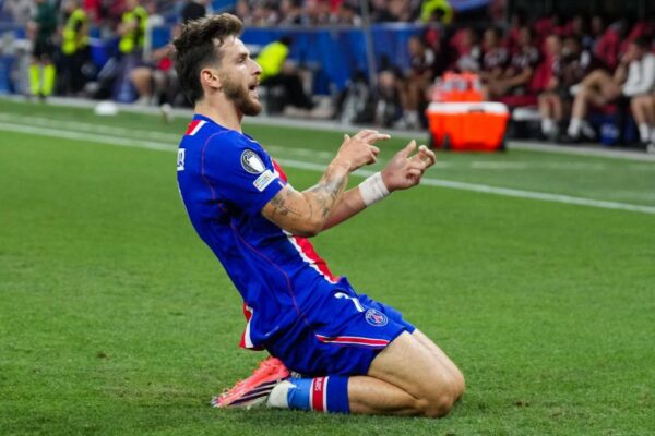 Le PSG envisage de prolonger Kvaratskhelia avant le Ballon d&rsquo;Or