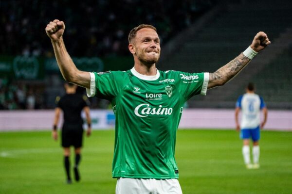 Ligue 2 : l&rsquo;ASSE perd à Dunkerque mais conserve la première place