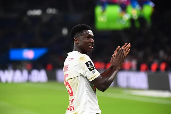 Liverpool s&rsquo;intéresse à Lamine Camara pour le mercato